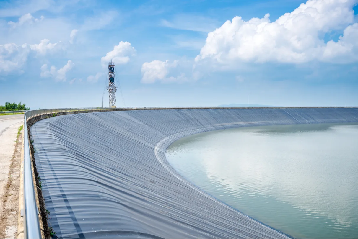 We design and construct custom polyethylene (poly) ponds tailored to your farm’s water needs. These UV-resistant reservoirs store rainwater or pumped groundwater, minimizing evaporation and leakage. Morocco Eco Green integrates solar-powered distribution systems to automate water delivery, ensuring efficient usage during dry spells.